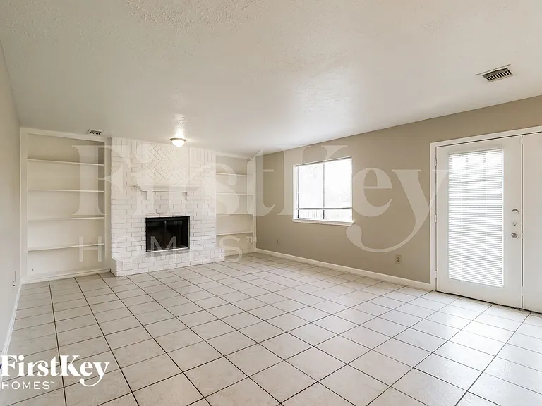 7447 Woodland West Dr — Photo 7