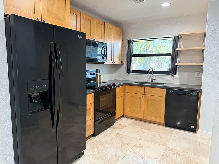 1556 NW 90th Way — Photo 3