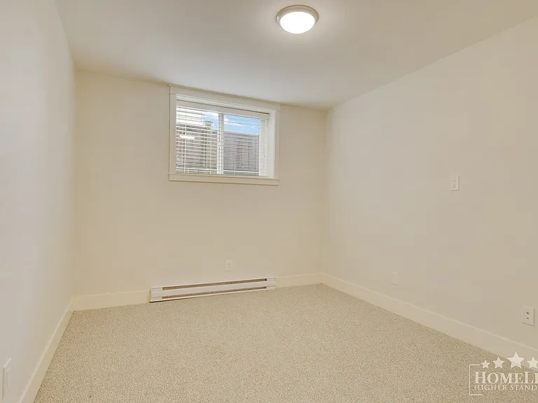 297 172a St #BASEMENT — Photo 9