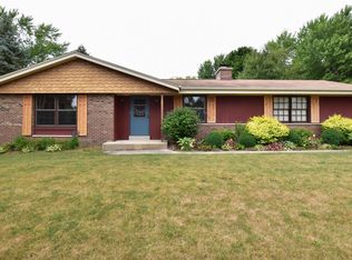 9052 Skyline Dr, Cedarburg, WI 53012