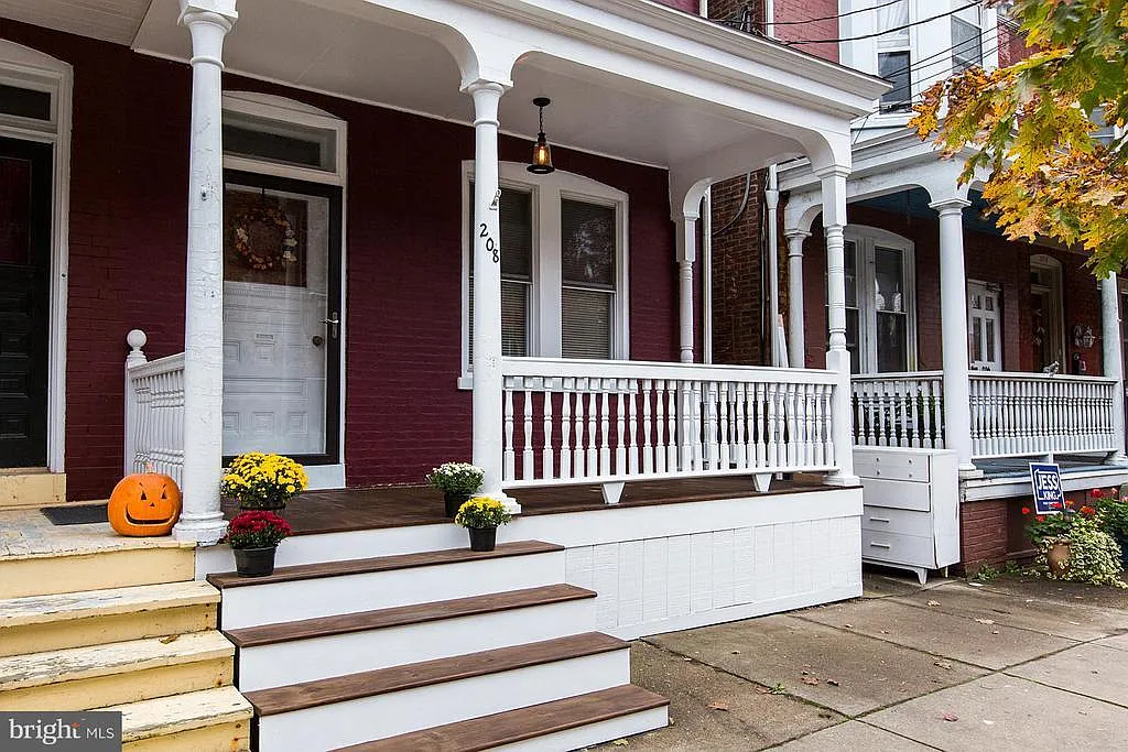 208 E New St photo 1