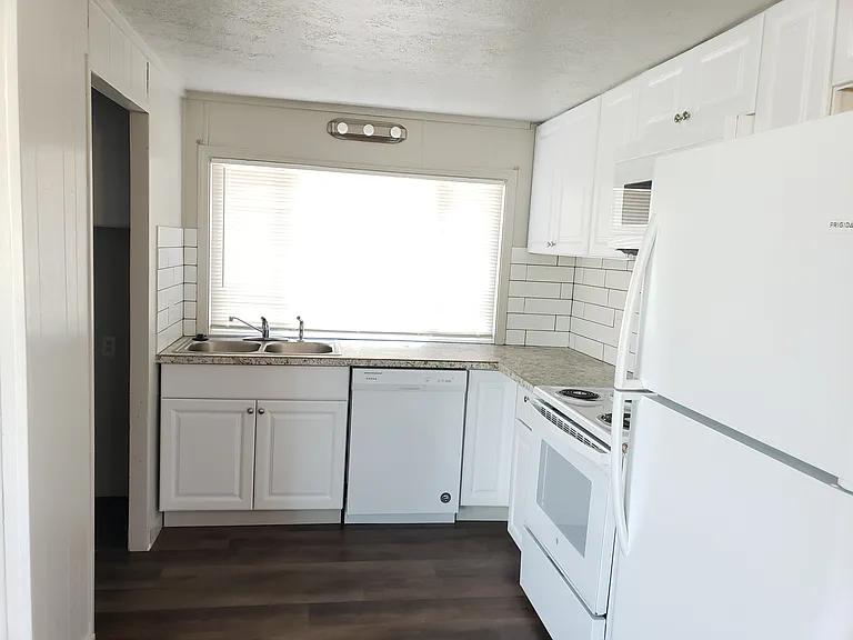 121 Teakwood St — Photo 11