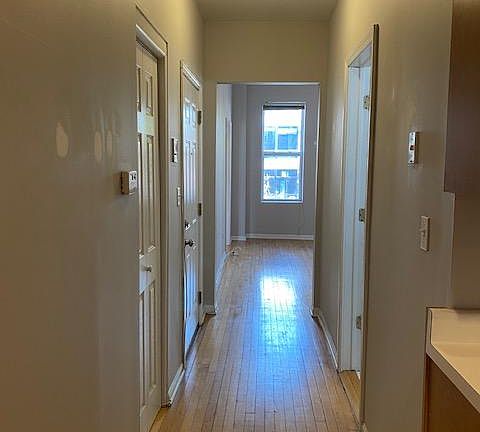 3rd image of 826 N Hermitage Ave APT 2