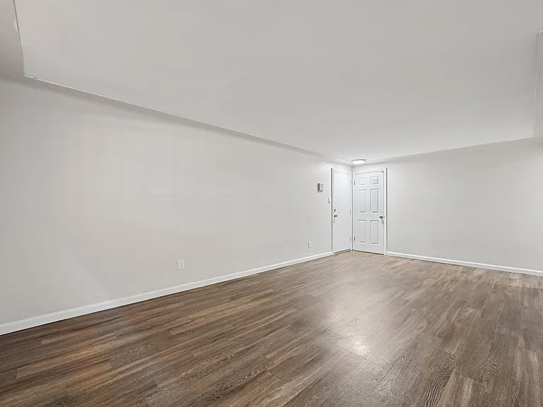 Dahlia Apartments — Photo 9