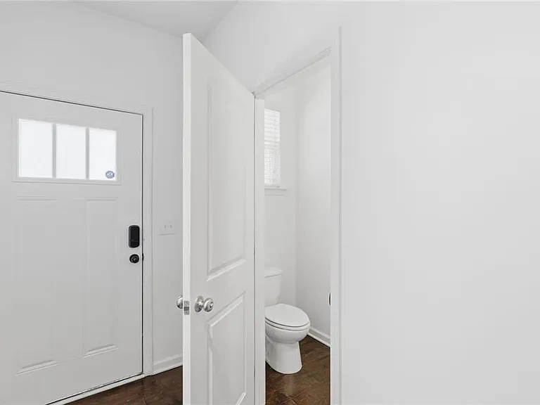 586 Morrow Ln SW — Photo 4