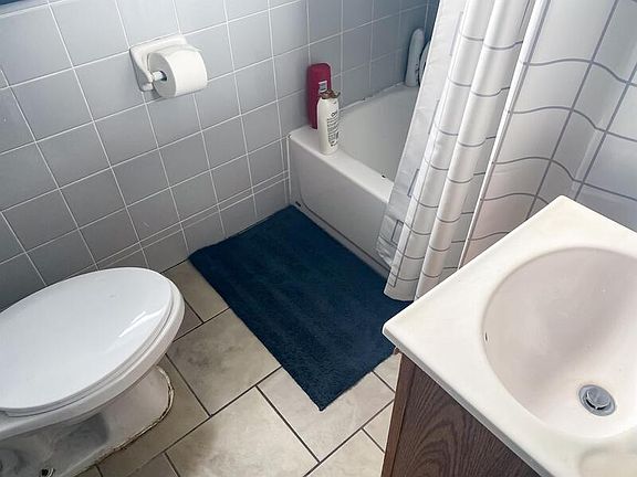 4th image of 3953A Chippewa St