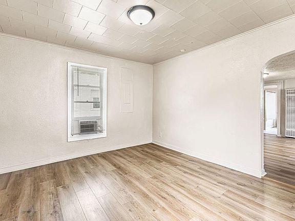 5th image of 903 W Valley St