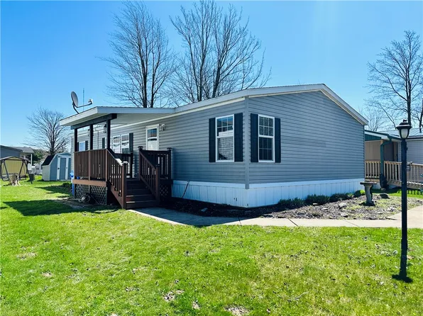 8233 Cloveridge Dr, Erie, PA 16509