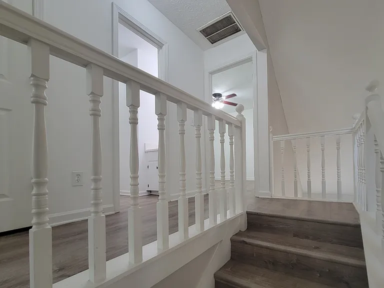 611 Leigh Ct — Photo 8