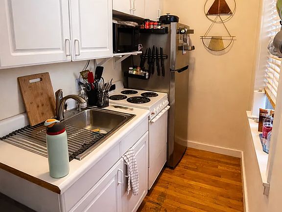3rd image of 108 Myrtle St APT 4