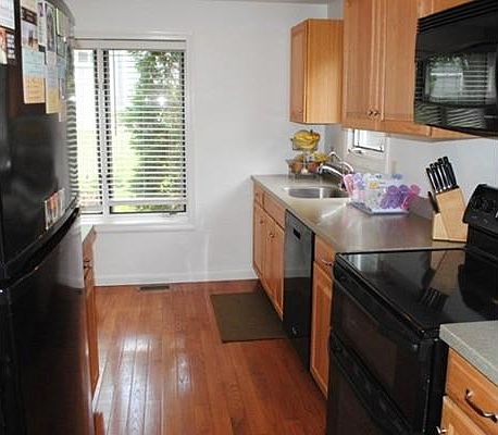 3rd image of 25 Country Hill Ln