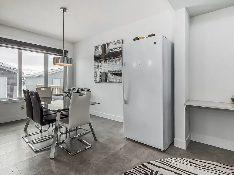 173 Cavanagh Cmn SW — Photo 6