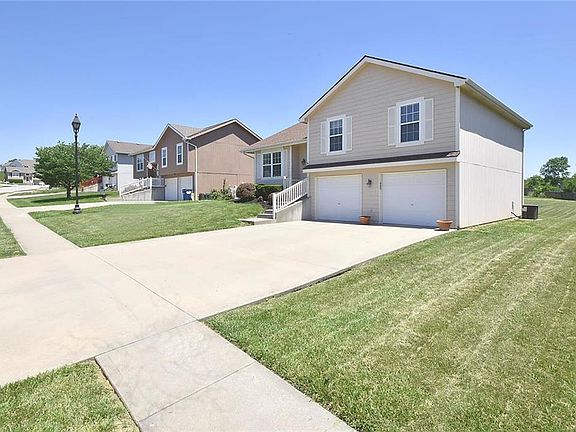 3rd image of 13725 Green Meadow Ct