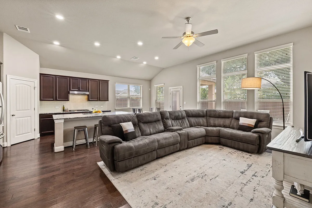 Open-concept living with tall ceilings - 4233 Trinity Woods St