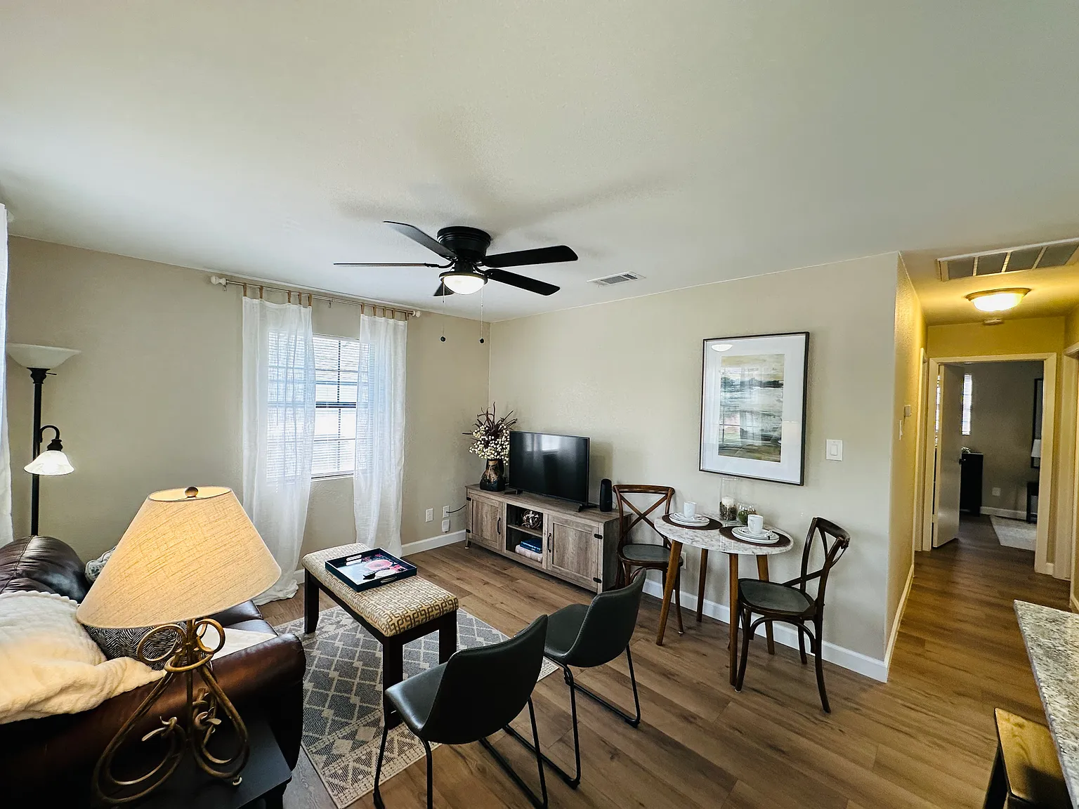 2 bed, 900 sqft, $3,000 — Photo 2