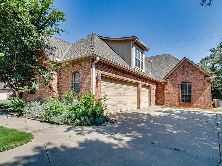 3341 Heritage Green Cir — Photo 4