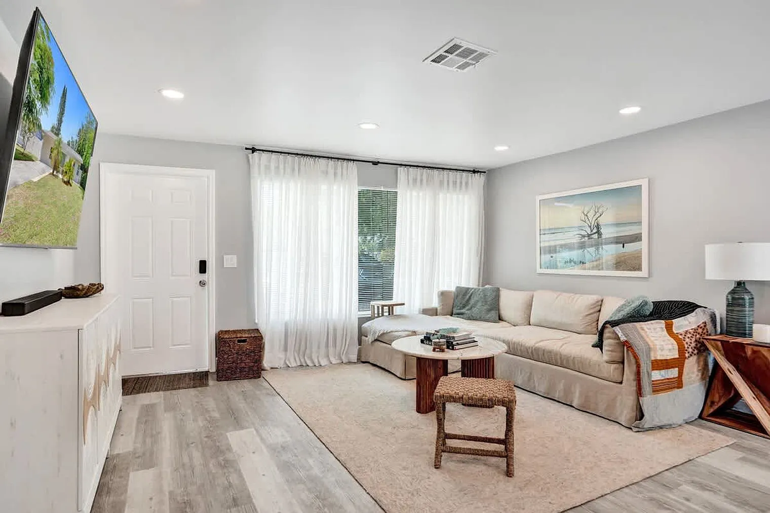 3 bed, 2.0 bath, 807 sqft, $6,533 — Photo 1