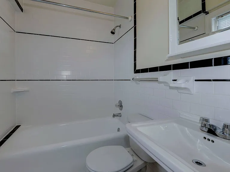 Miramar Apartments — Photo 15