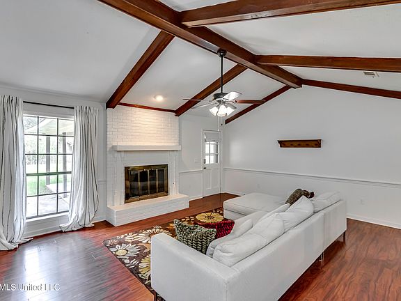 3rd image of 432 Greenleaf Trl