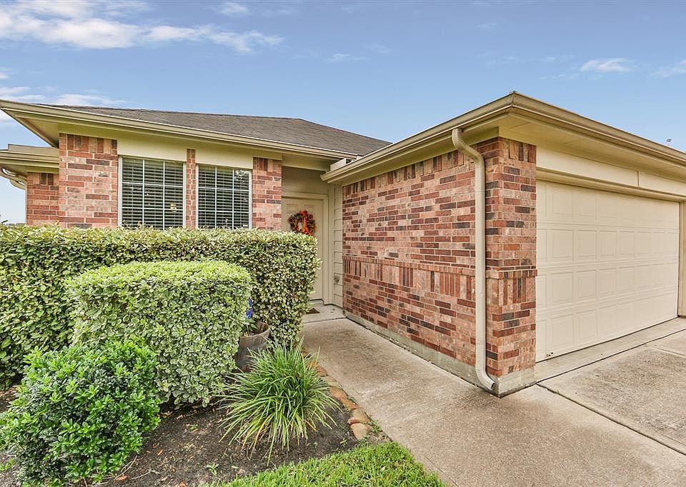 Charming starter home with 3 bedrooms and 2 baths located in the newer section of Windstone Colony South.