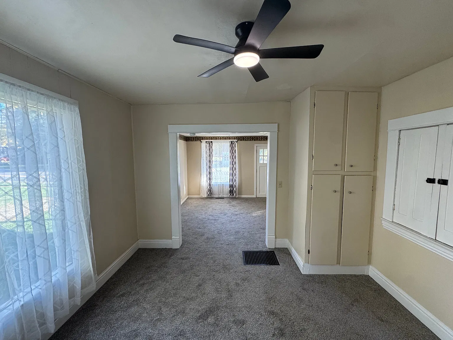 221 E Beecher St — Photo 3