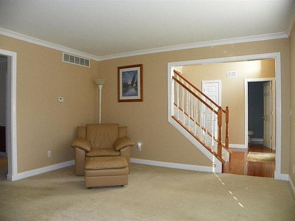 4th image of 8035 Blackthorn Dr