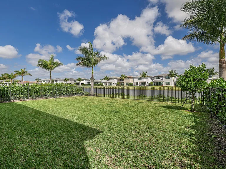 8283 Royal County Down Rd #8283 — Photo 13