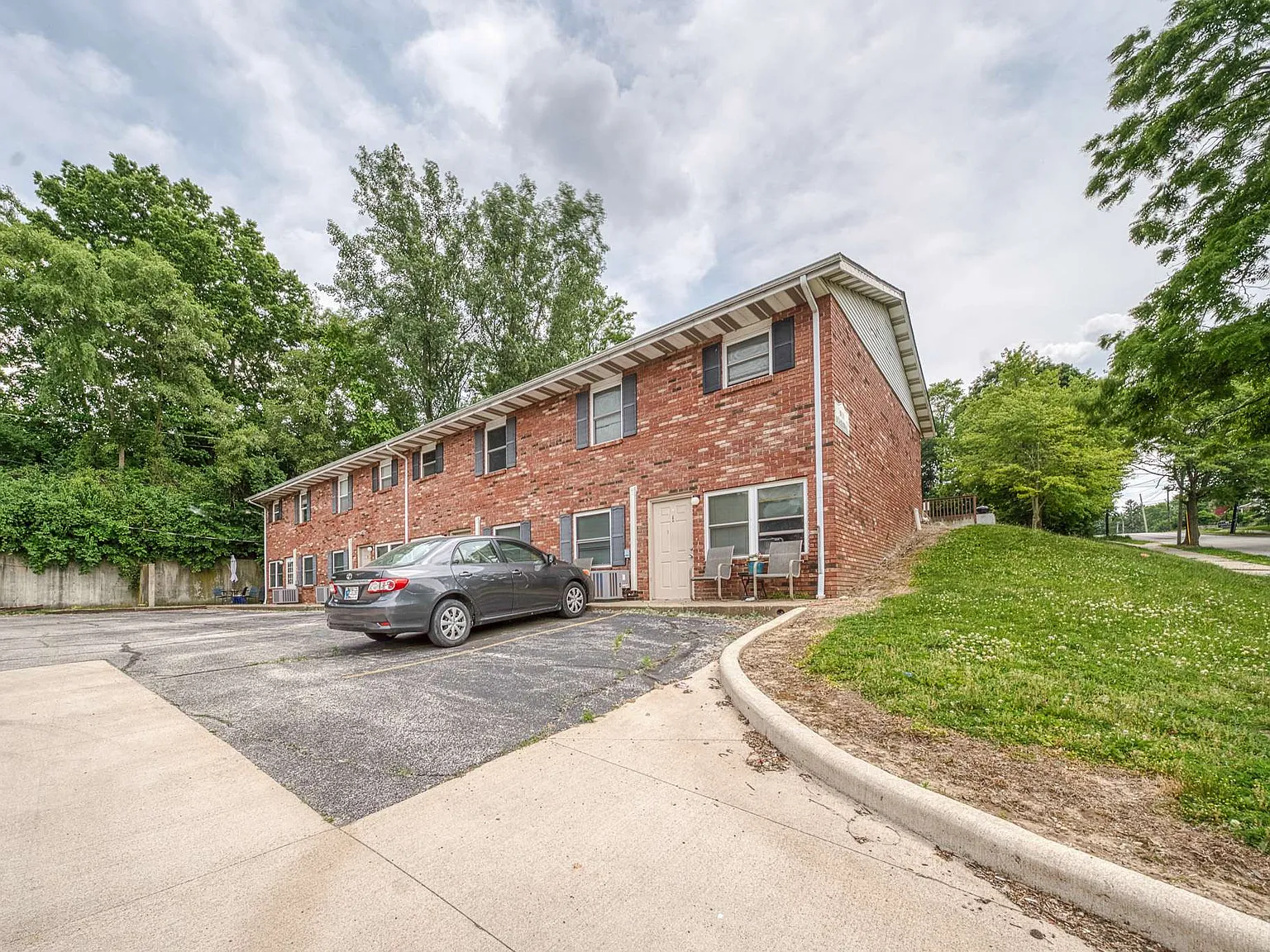 Hillside Apartments — Photo 1