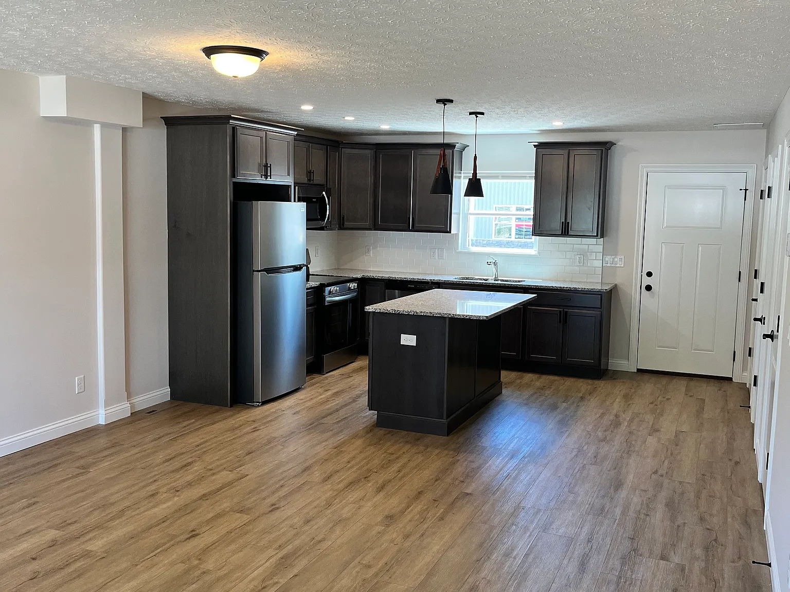 2 bed, 1.5 bath, 1124 sqft, $1,350 — Photo 2