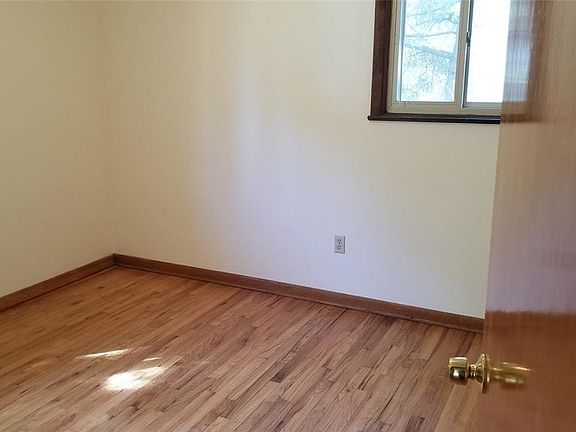 4th image of 17 Woodlawn Ave