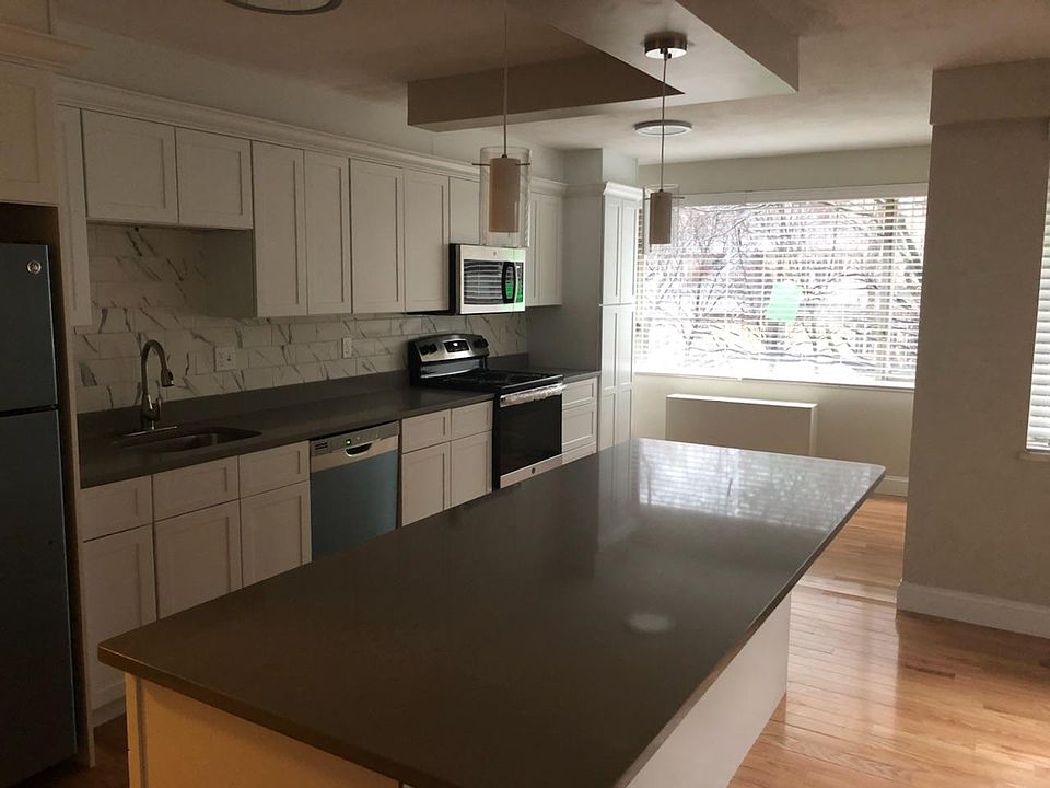 2nd image of 1545 Beacon St