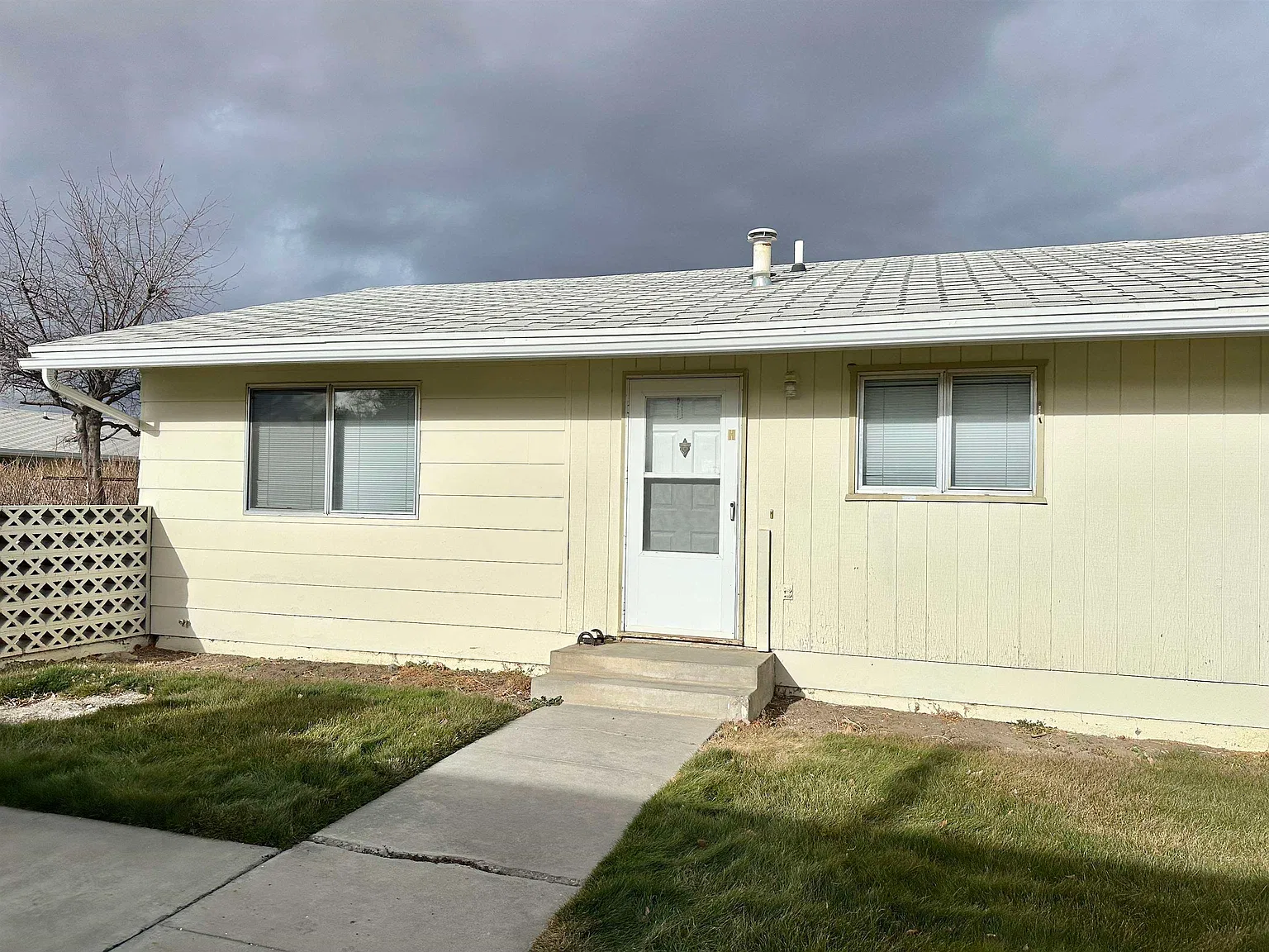 2 bed, 1.0 bath, 784 sqft, $900 — Photo 1