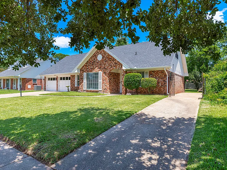 1554 Westbury Dr — Photo 2