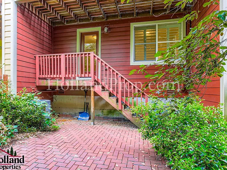 2287 NE Sheffield Ave — Photo 28