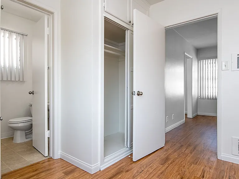 650 W Wilson Ave — Photo 9