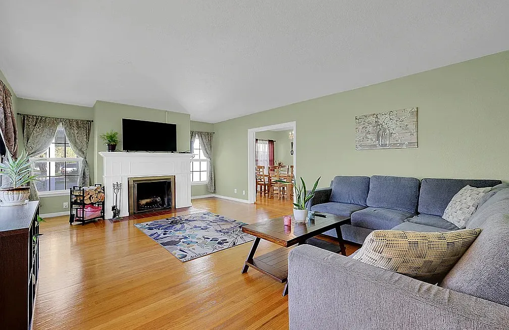4 bed, 2.5 bath, 2366 sqft, $2,600 — Photo 3