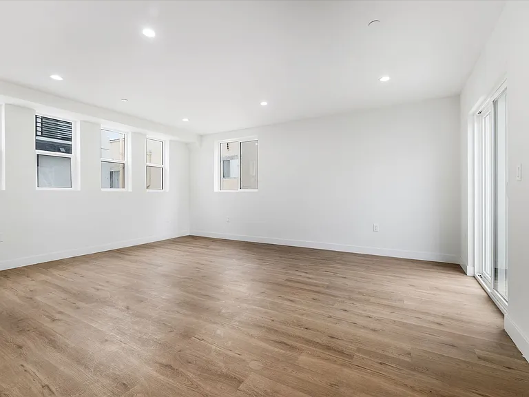 332 N Alexandria Ave — Photo 8