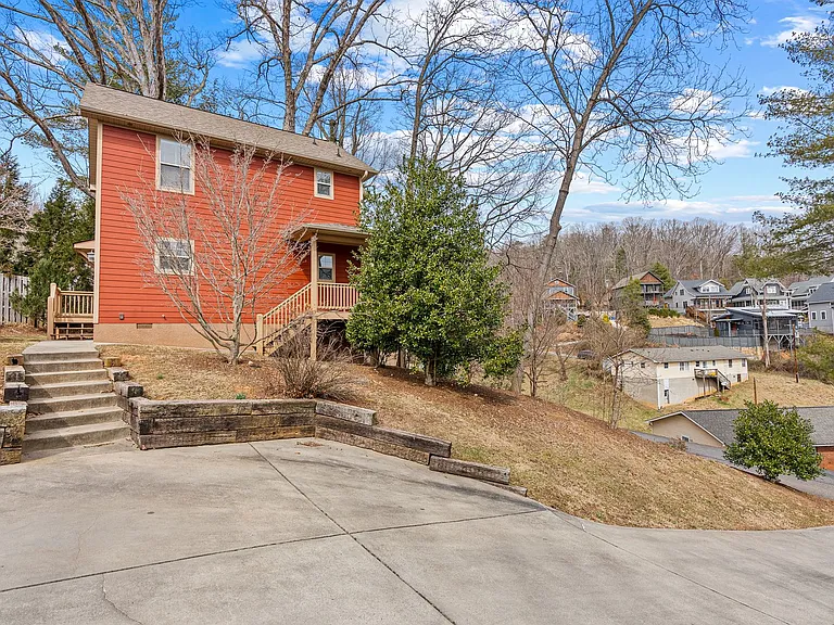 8 Thurland Ave — Photo 3