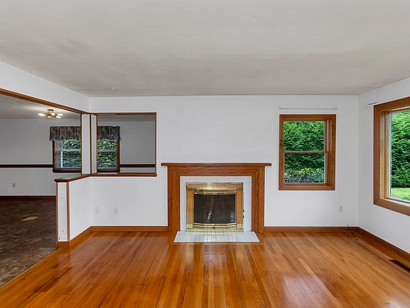 5th image of 293 N Loomis St