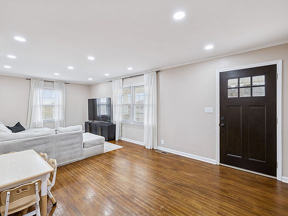 4th image of 639 Four Seasons Rd