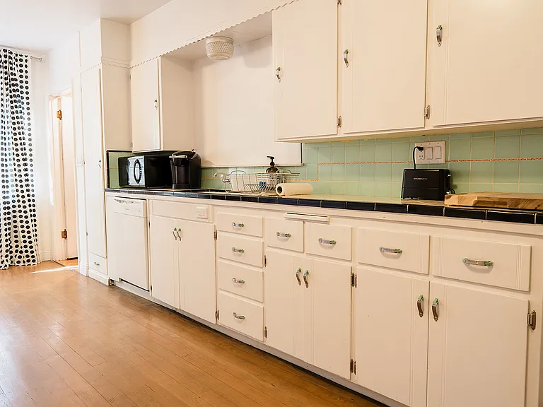 570 E 3rd St #A — Photo 15