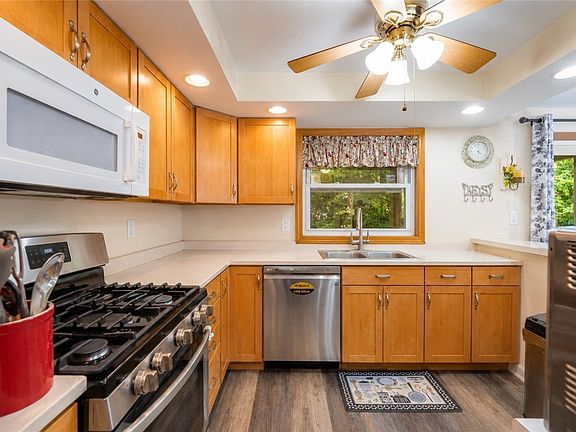5th image of 308 Shadow Wood Ct
