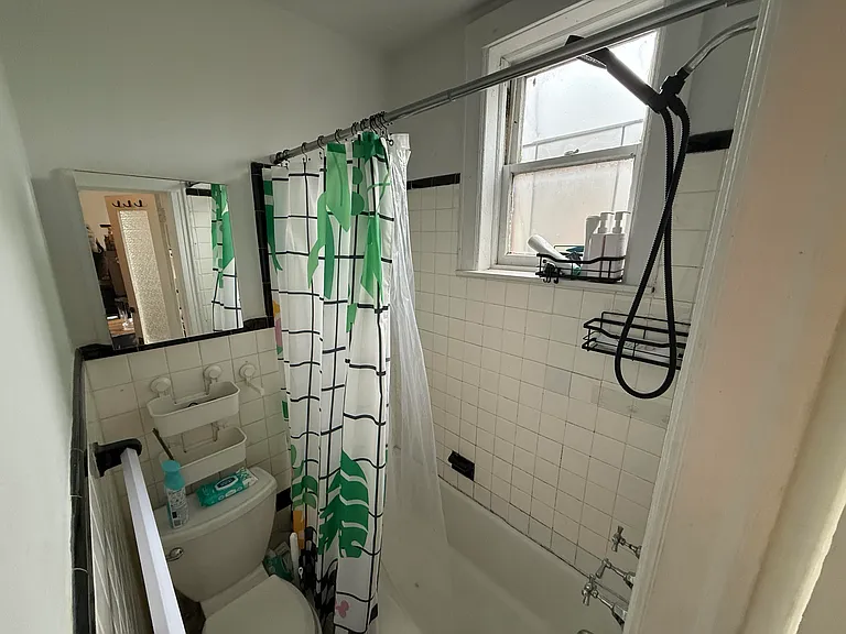 97 Montrose Ave #3R — Photo 7