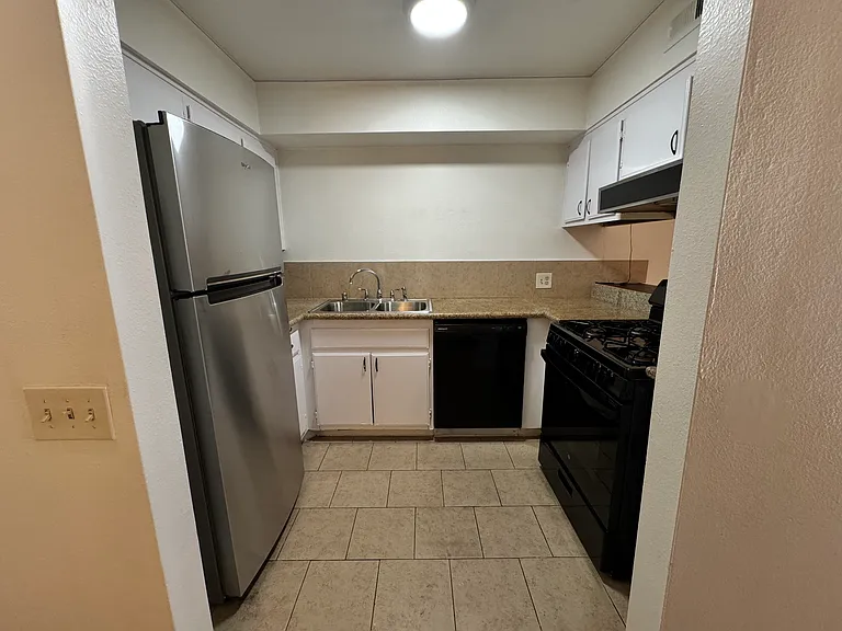 14931 Magnolia Blvd #8 — Photo 3