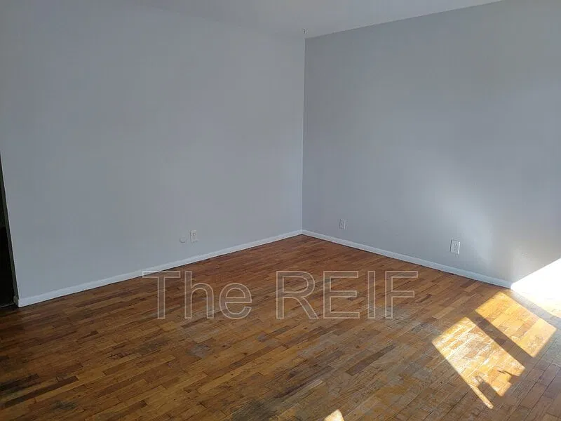 3 bed, 1.0 bath, 1002 sqft, $1,250 — Photo 2