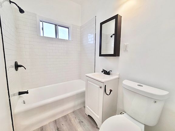 5th image of 2360 W Washington Blvd #203A
