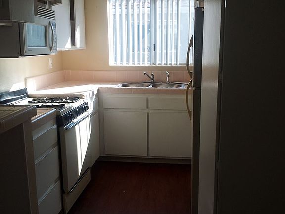 3rd image of 4621 32nd St APT 06
