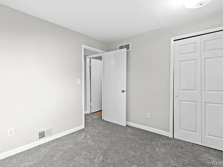 162 Princeton Dr — Photo 10