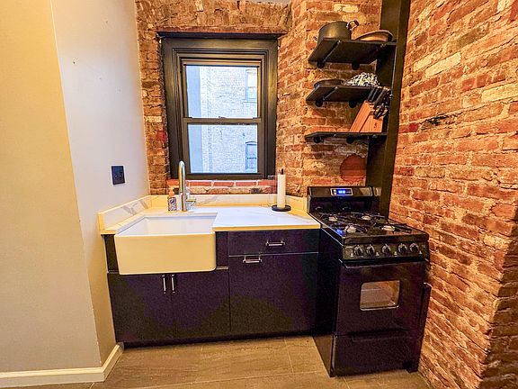 4th image of 341 Bedford Ave #18