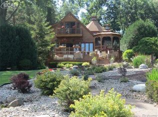 10485 Lake Shore Dr, Fenton, MI